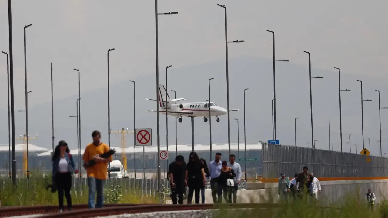 Pilotos de México piden actuar con ‘urgencia’ ante cancelación de vuelos por parte de EU