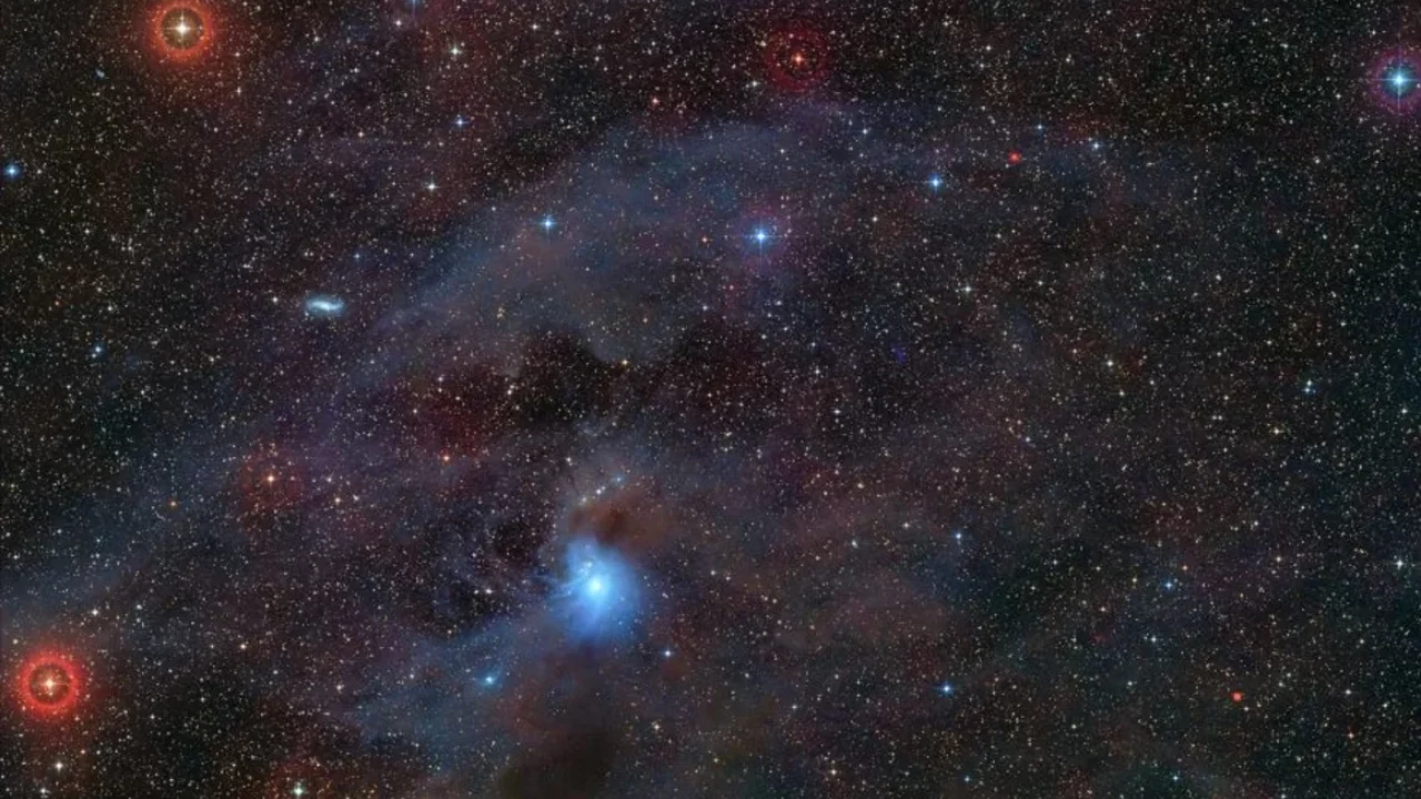 Astrónomos detectan un joven planeta ‘rebelde’ que devora su entorno