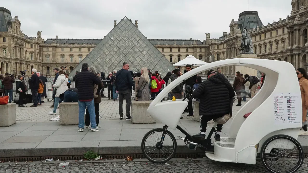‘Un robo digno de James Bond’, turistas frustrados se sorprenden por cierre del Louvre
