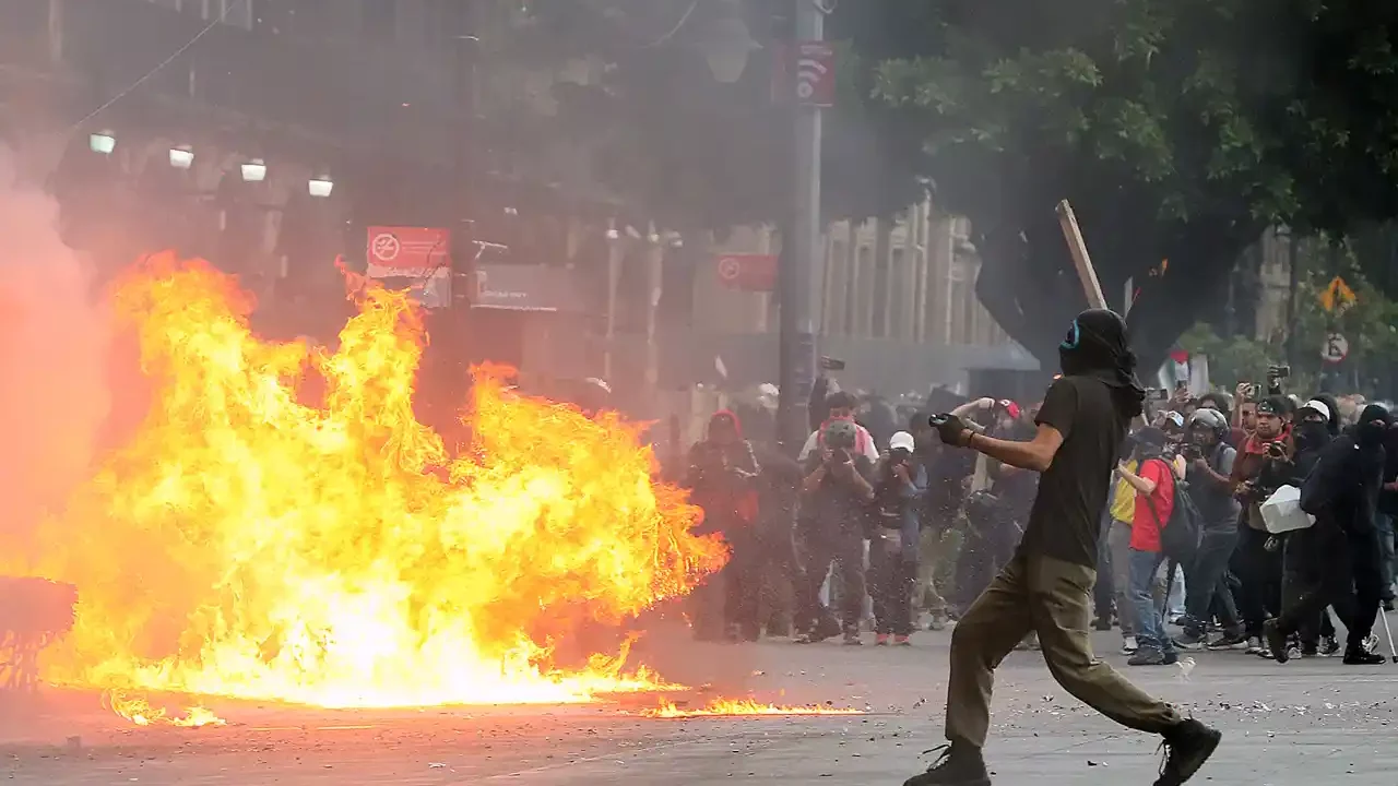 Manifestantes se enfrentan a policías en el 57 aniversario de la masacre de Tlatelolco