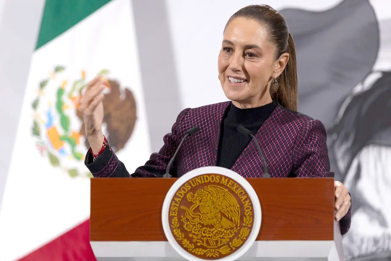 Sheinbaum confía en resolver disputa aérea con EU y rechaza cambios en operaciones de carga