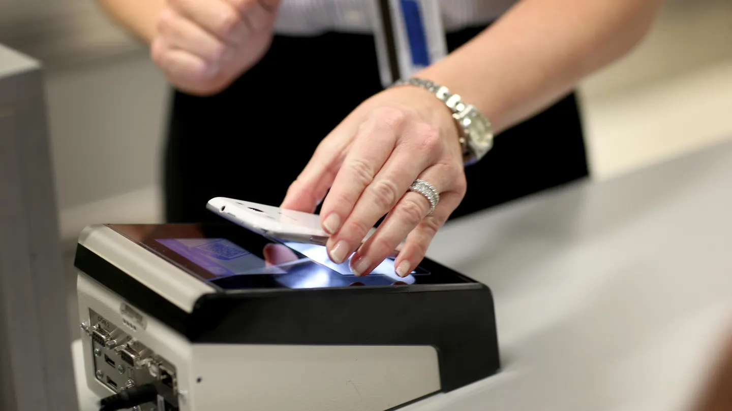 La identificación digital de Apple ahora se puede usar en algunos aeropuertos de EU; aquí lo que debes saber