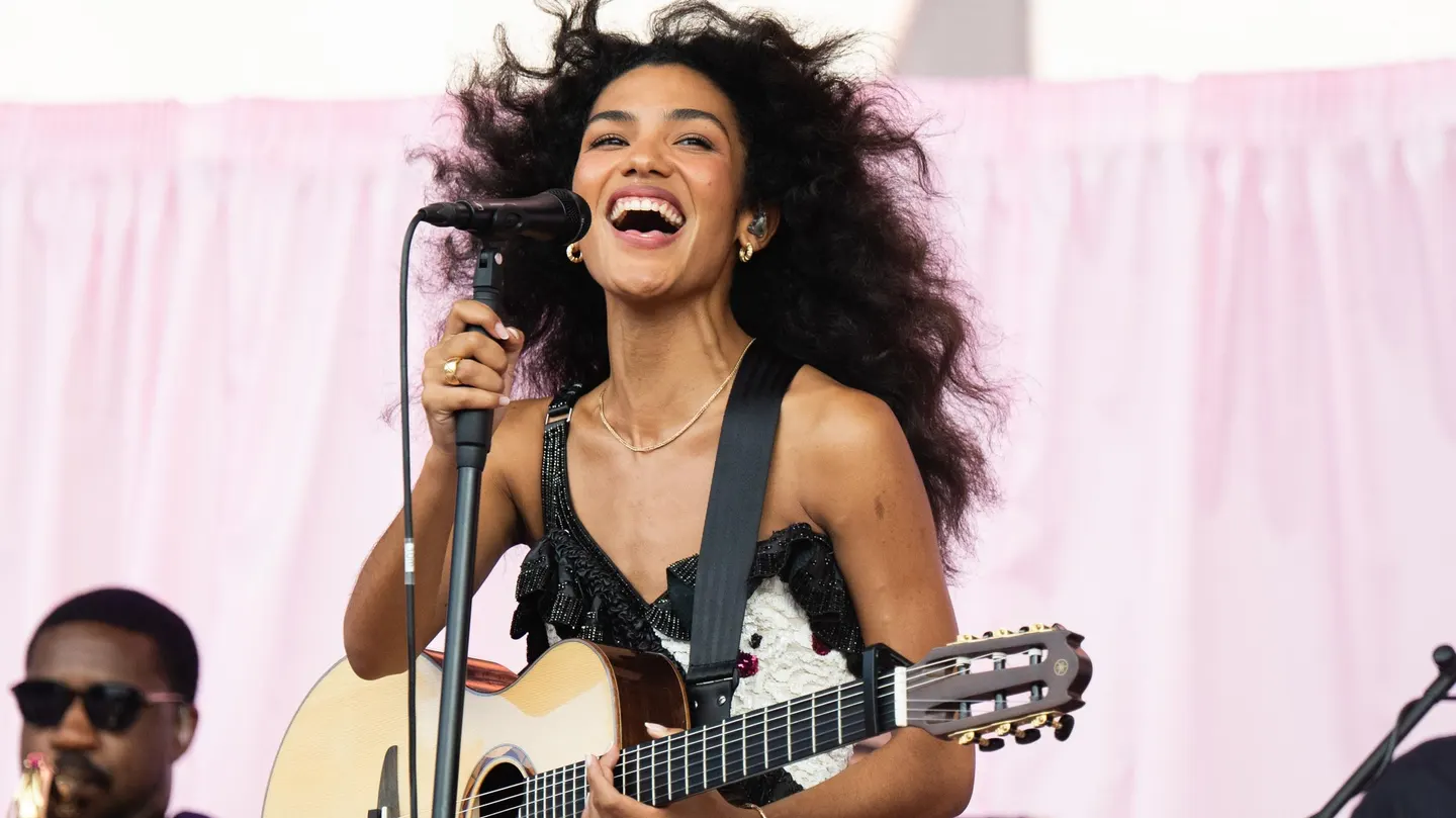 Cantante Olivia Dean critica duramente a Ticketmaster por altos precios de reventa