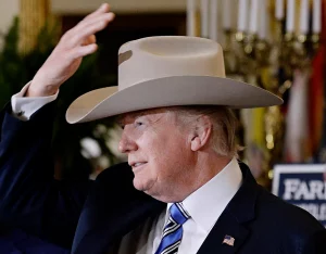 El presidente se pone un sombrero de vaquero en la Casa Blanca en julio de 2017, unos meses después de que comenzaran a circular rumores sobre una posible propiedad de Trump en Nashville. Foto de OLIVIER DOULIERY/AFP vía Getty Images