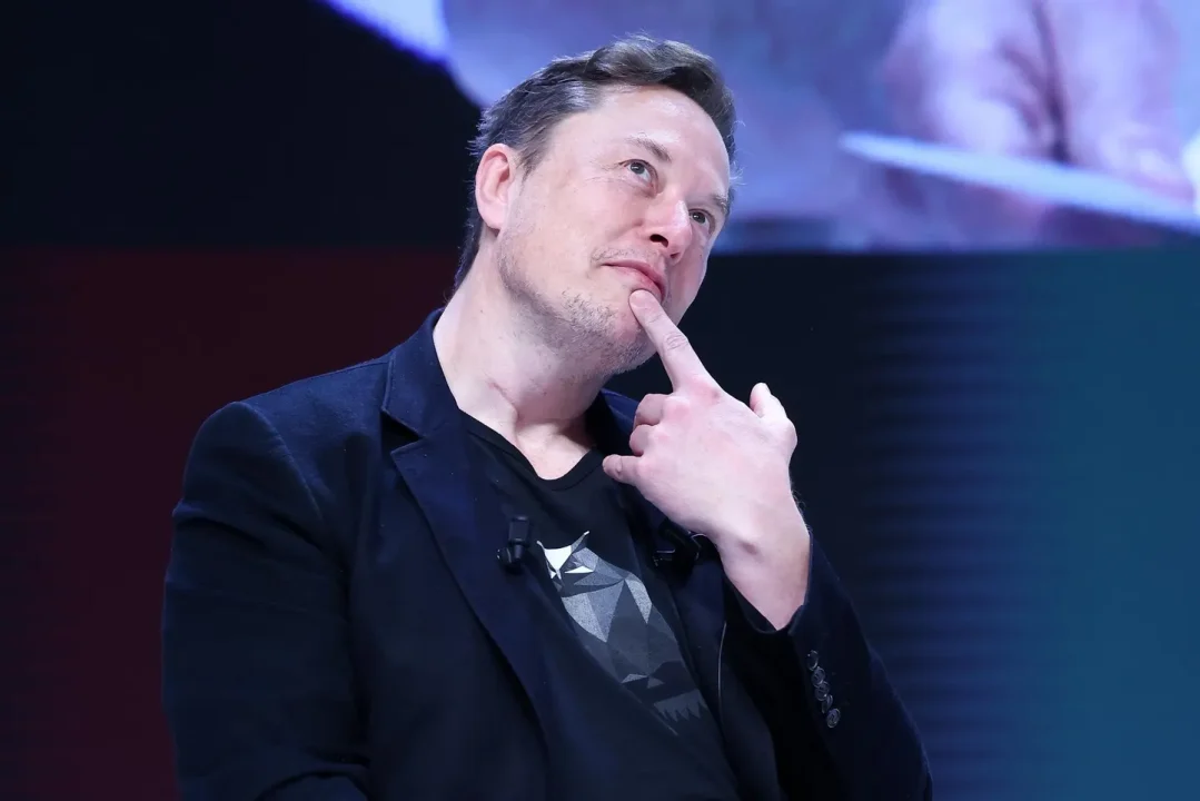 xAI de Musk será rentable antes que OpenAI, afirma ex director financiero