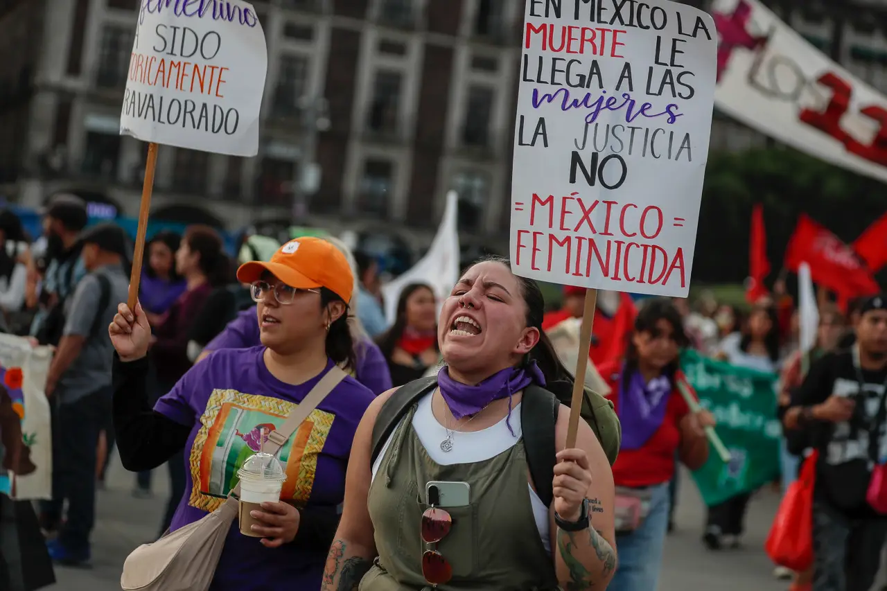Miles de mujeres urgen frenar la violencia feminicida en el país durante marcha del 25N