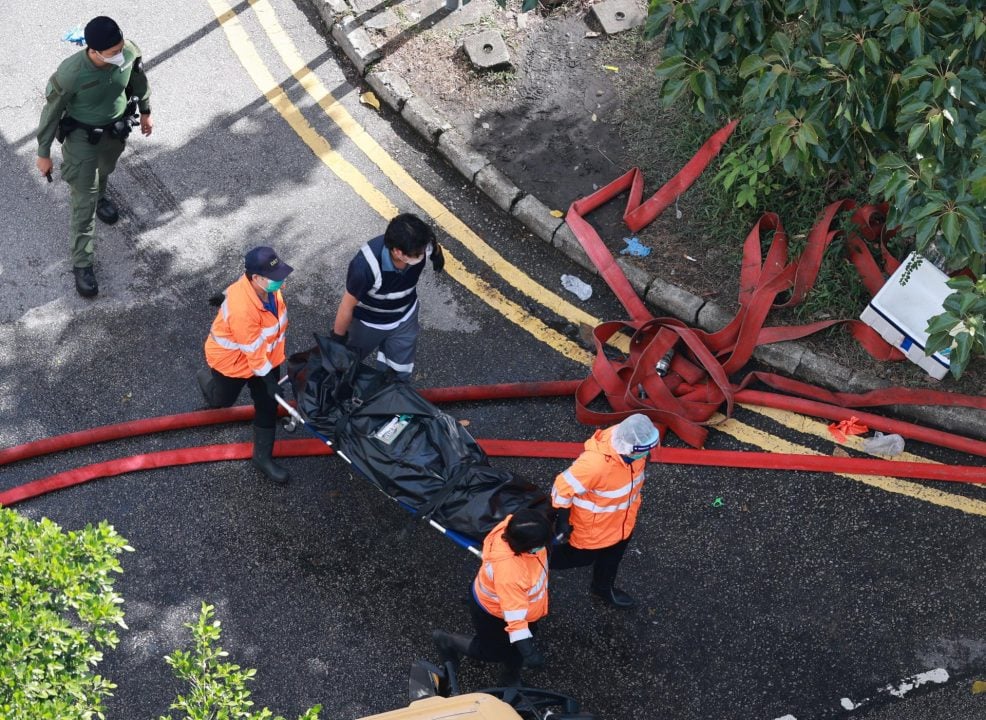 Sube a 128 número de muertos por incendio en complejo residencial de Hong Kong