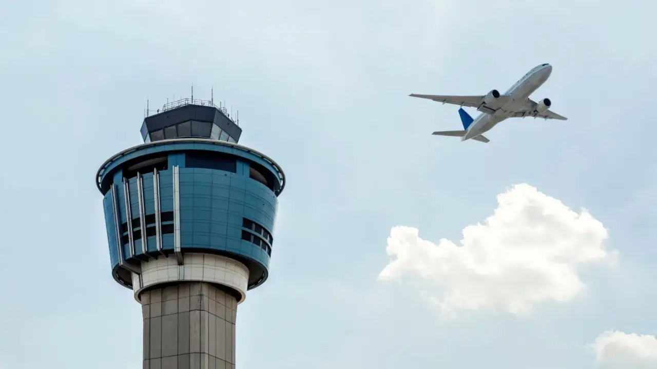 Cientos de controladores aéreos en EU podrían renunciar a partir del viernes