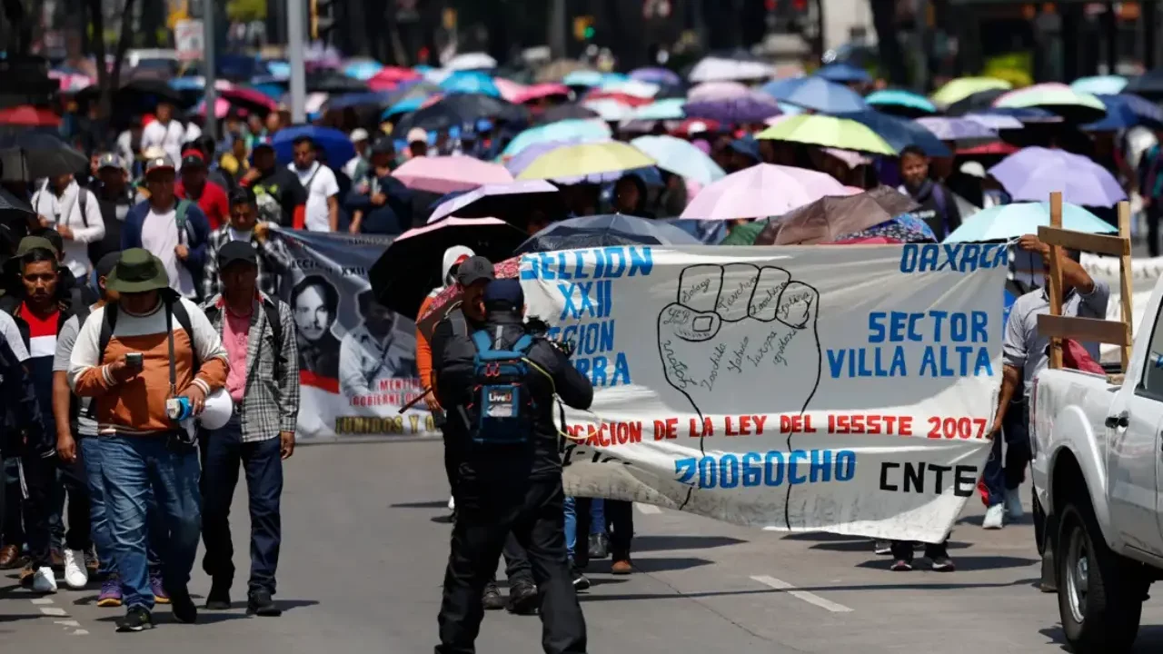 Maestros de la CNTE protestan e intentan derribar vallas que rodean Palacio Nacional