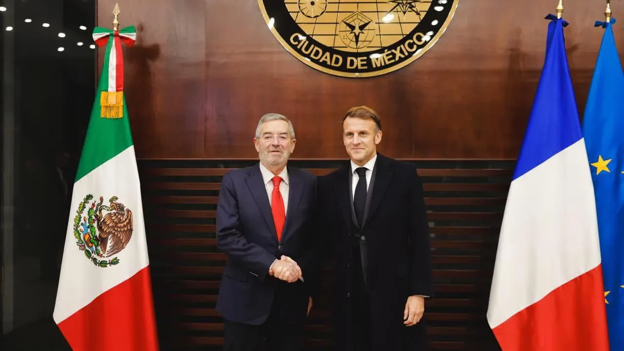 Macron llega a México para reunión con Sheinbaum