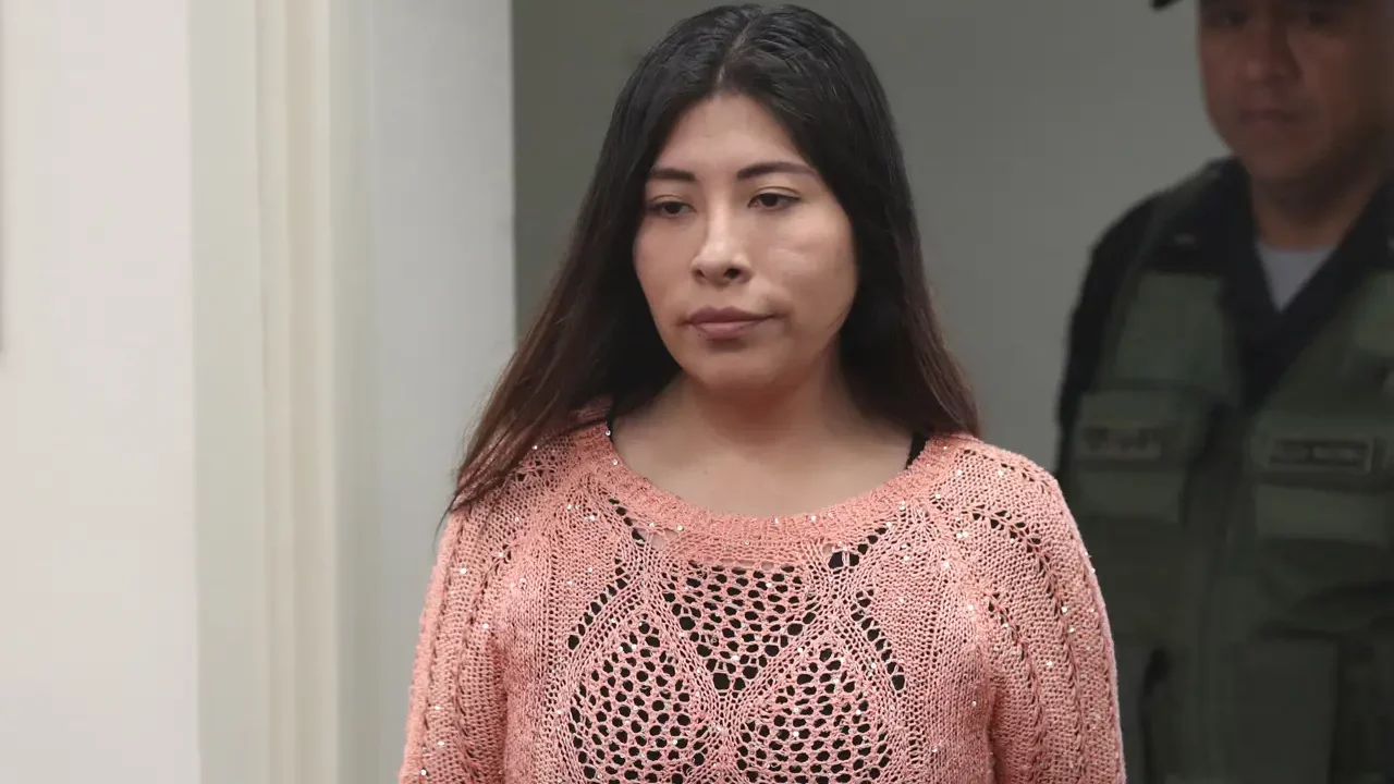 Congreso de Perú sube al pleno nueva denuncia para inhabilitar a exministra asilada por México