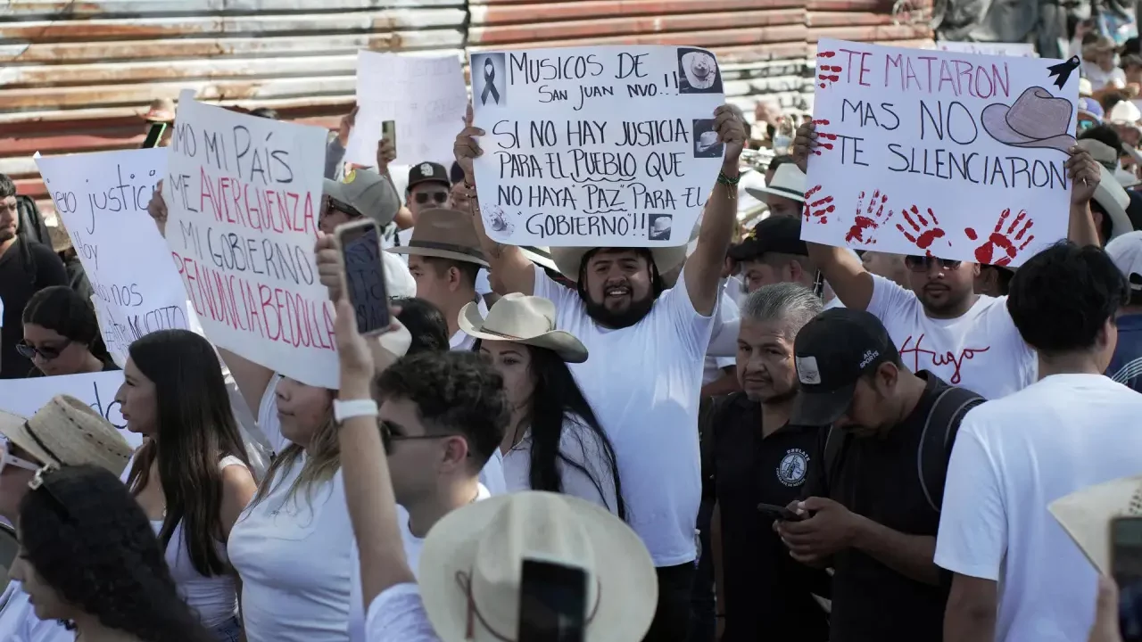 Cierran negocios en Uruapan como protesta tras asesinato de alcalde