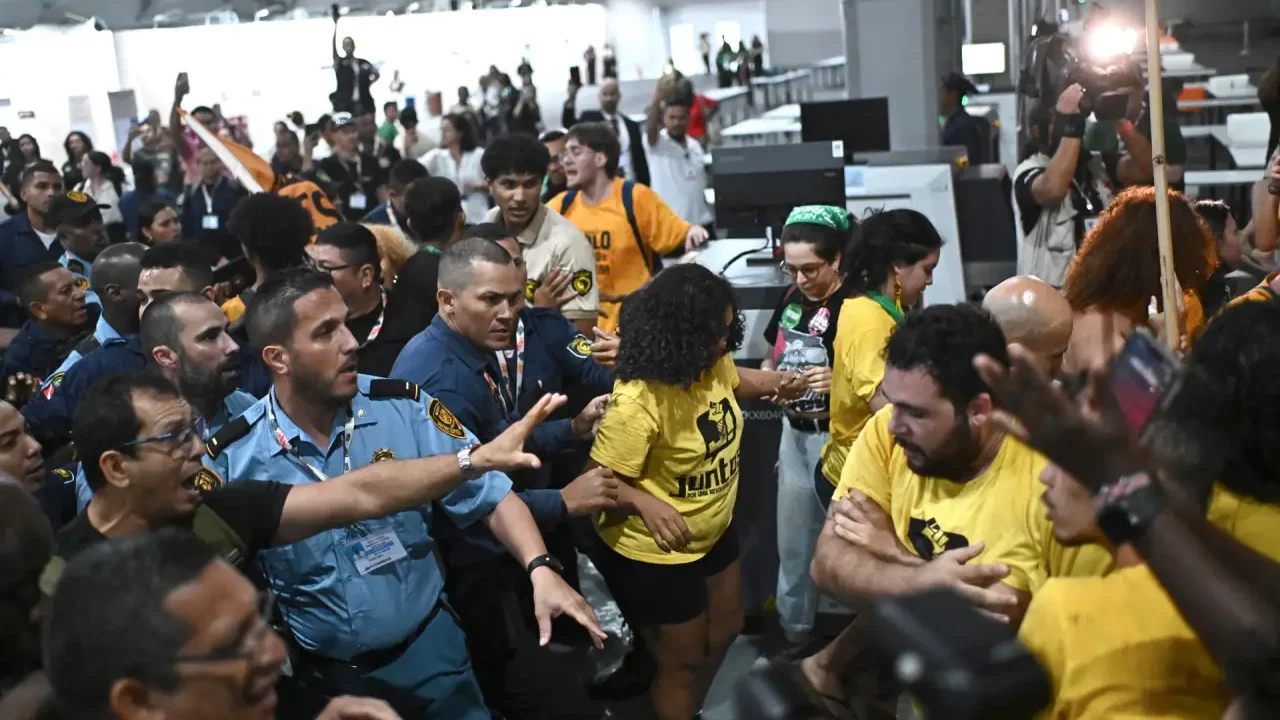 Activistas invaden el área restringida de la COP30 durante una protesta