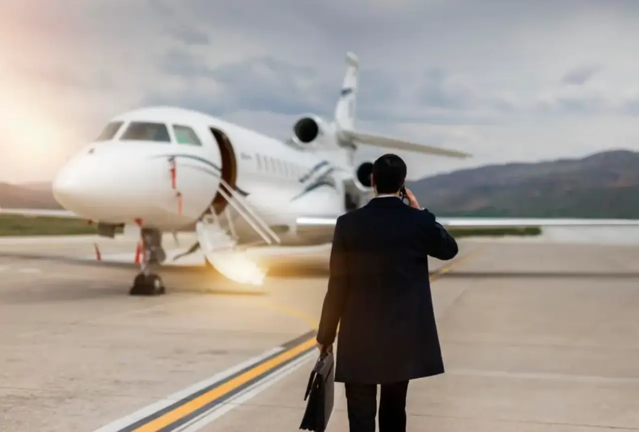 Regulador de EU prohíbe la mayoría de los jets privados en 12 aeropuertos importantes