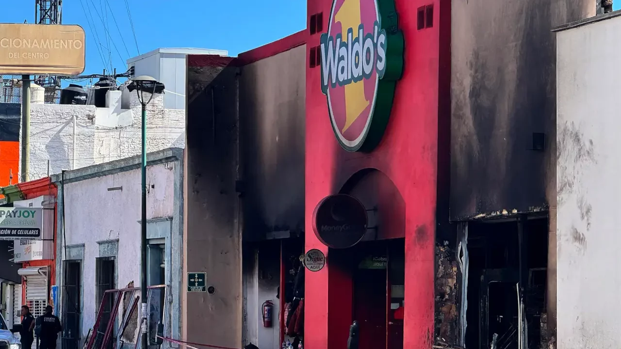 Sube a 24 número de muertos tras incendio en Waldo’s de Sonora