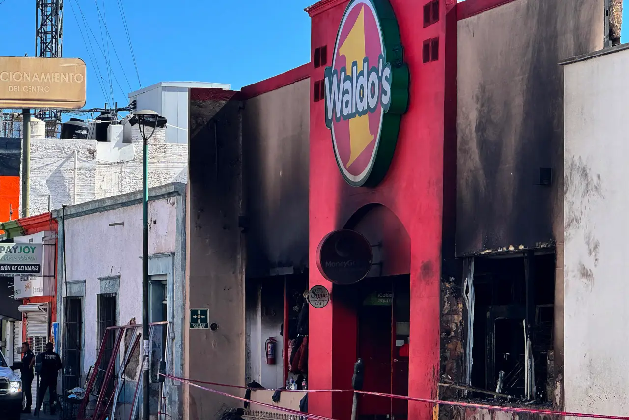Sube a 24 número de muertos tras incendio en Waldo’s de Sonora