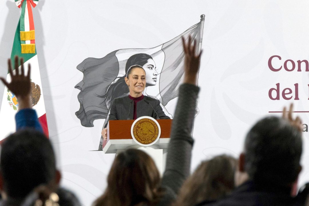 Sheinbaum reconoce escaso crecimiento de México pero destaca economía ‘sólida’