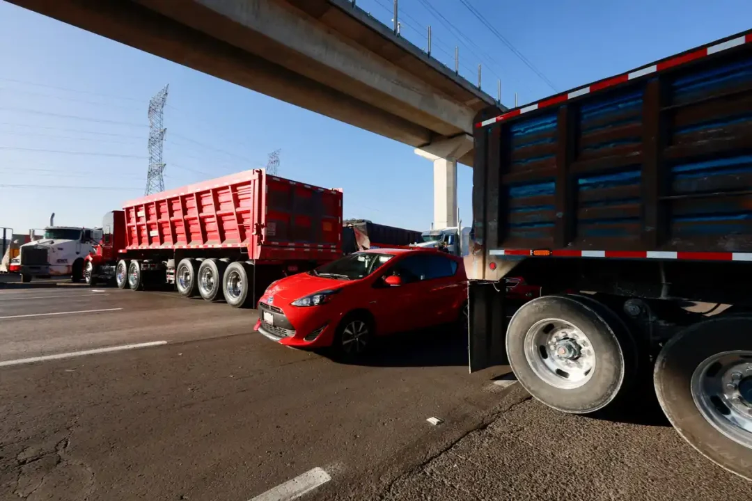 ‘Hay diálogo permanente’: gobierno; ‘no fuimos convocados’, responden transportistas