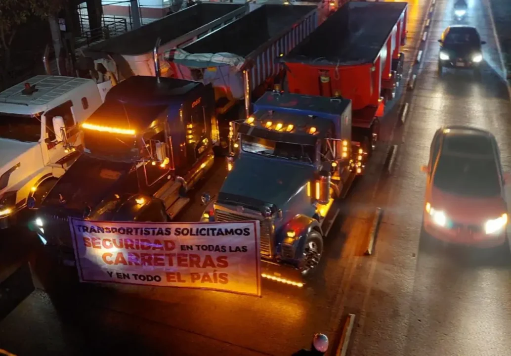 Bloqueos de transportistas afectan las principales vialidades en el Estado de México