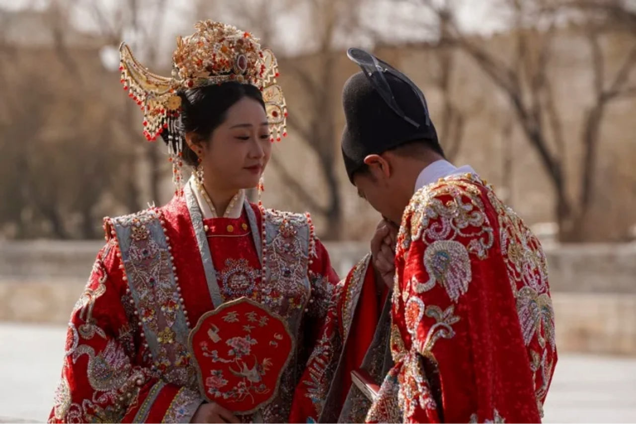 En China, las campanas de boda suenan en discotecas, cumbres nevadas de montañas y hasta en una estación de metro