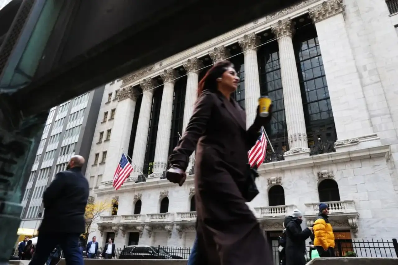 Tesla, Intel y otras tecnológicas lideran caída de acciones; Bitcoin cae a su nivel más bajo en seis meses