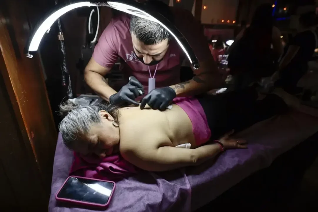 La micropigmentación y los tatuajes sanan ‘el alma’ de pacientes de cáncer en CDMX