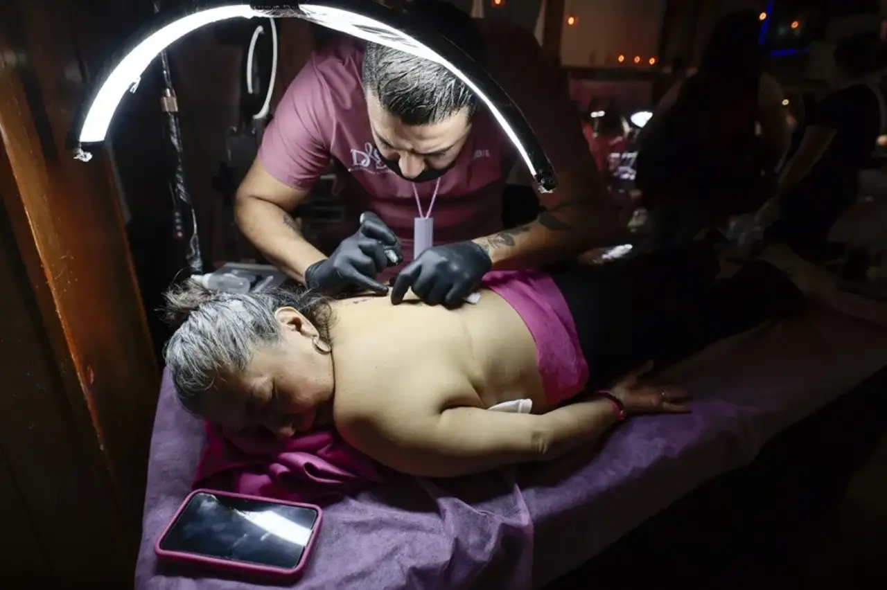 La micropigmentación y los tatuajes sanan ‘el alma’ de pacientes de cáncer en CDMX
