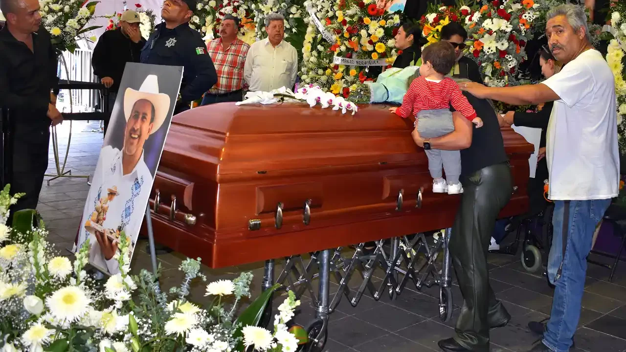 Autoridades informan de dos detenciones más en el caso del asesinato del exalcalde Carlos Manzo