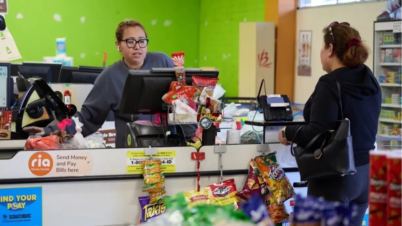 Hispanos optan por compras en línea por temor a las redadas de Trump