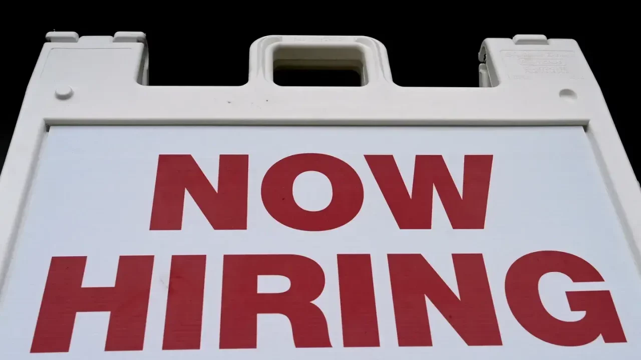 Las ofertas de empleo en EU aumentan modestamente en octubre