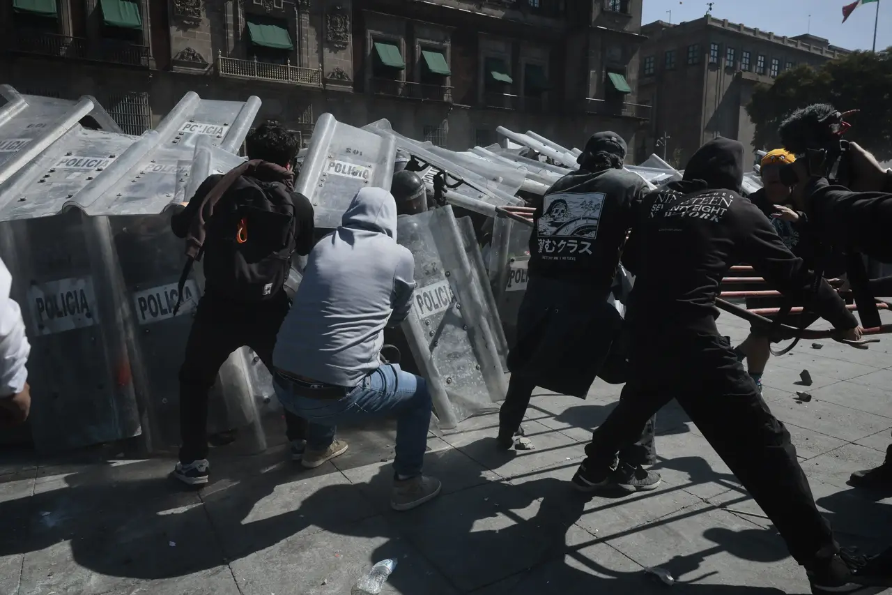 Suman 14 policías hospitalizados tras marcha de la ‘Generación Z’ en Ciudad de México