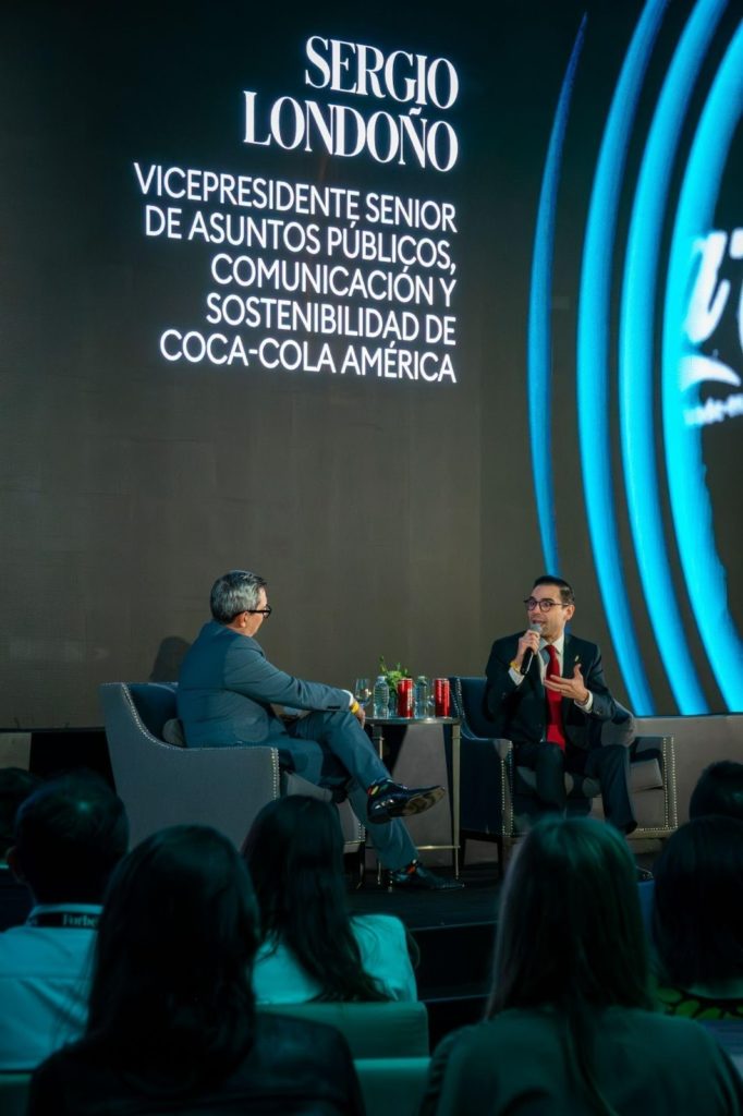 Diego Salazar, Editor en Jefe de Forbes México y Sergio Londoño, vicepresidente senior de Asuntos Públicos, Comunicación y Sostenibilidad de Coca-Cola América Latina.