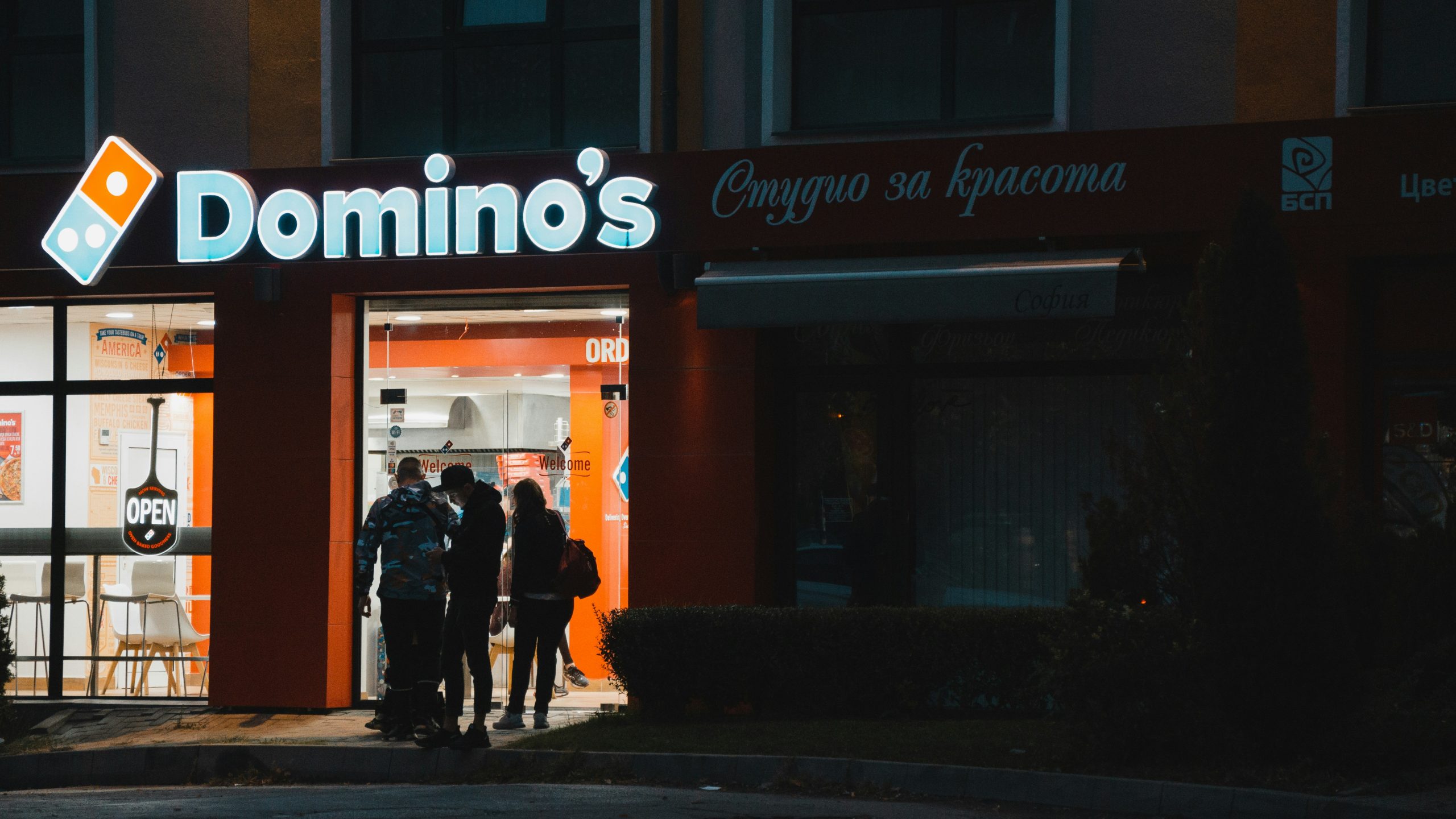 El CEO británico de Domino’s Pizza dimite mientras toma forma un cambio de estrategia