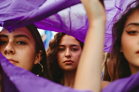 mujeres Grok X Apple Google refugios Mundial