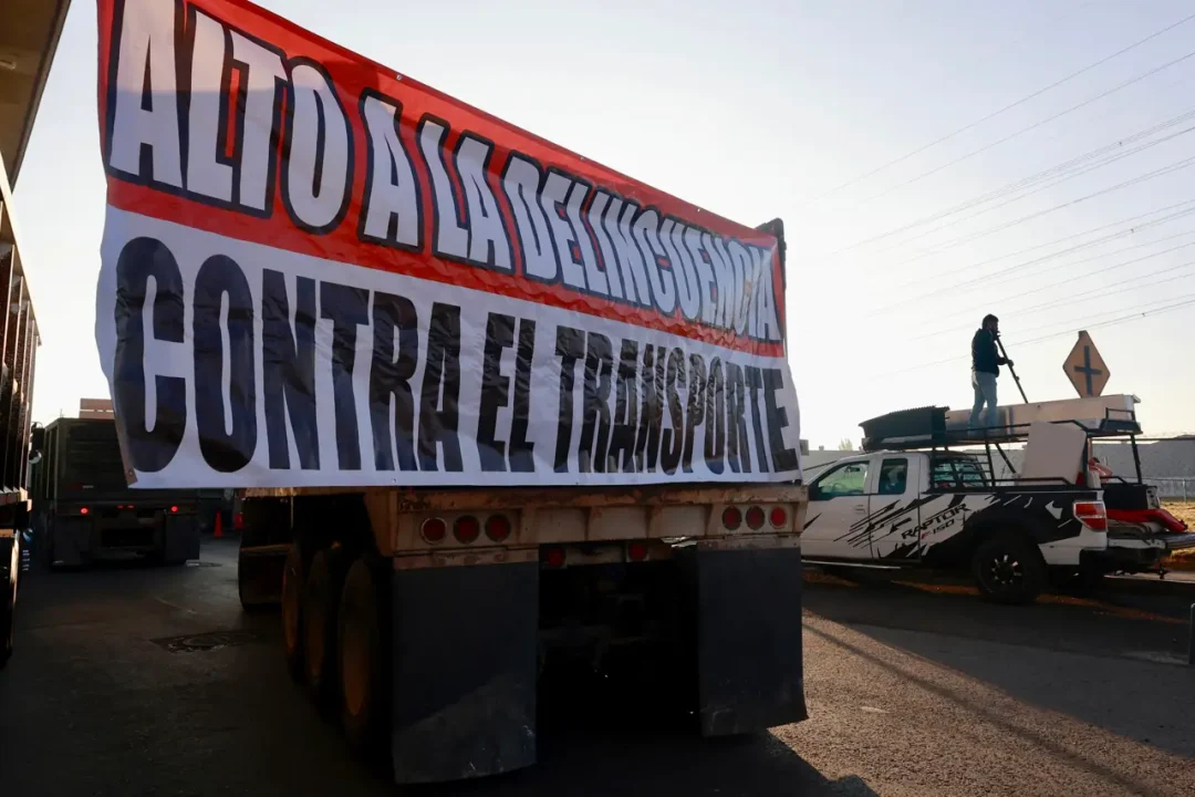 Transportistas denuncian amenazas de Segob contra su líder por bloqueos