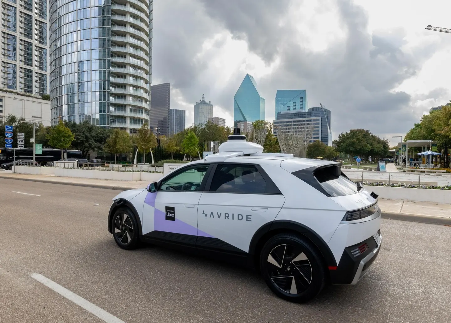 Uber lanza servicio de robotaxi en Dallas con Avride, rival de Waymo