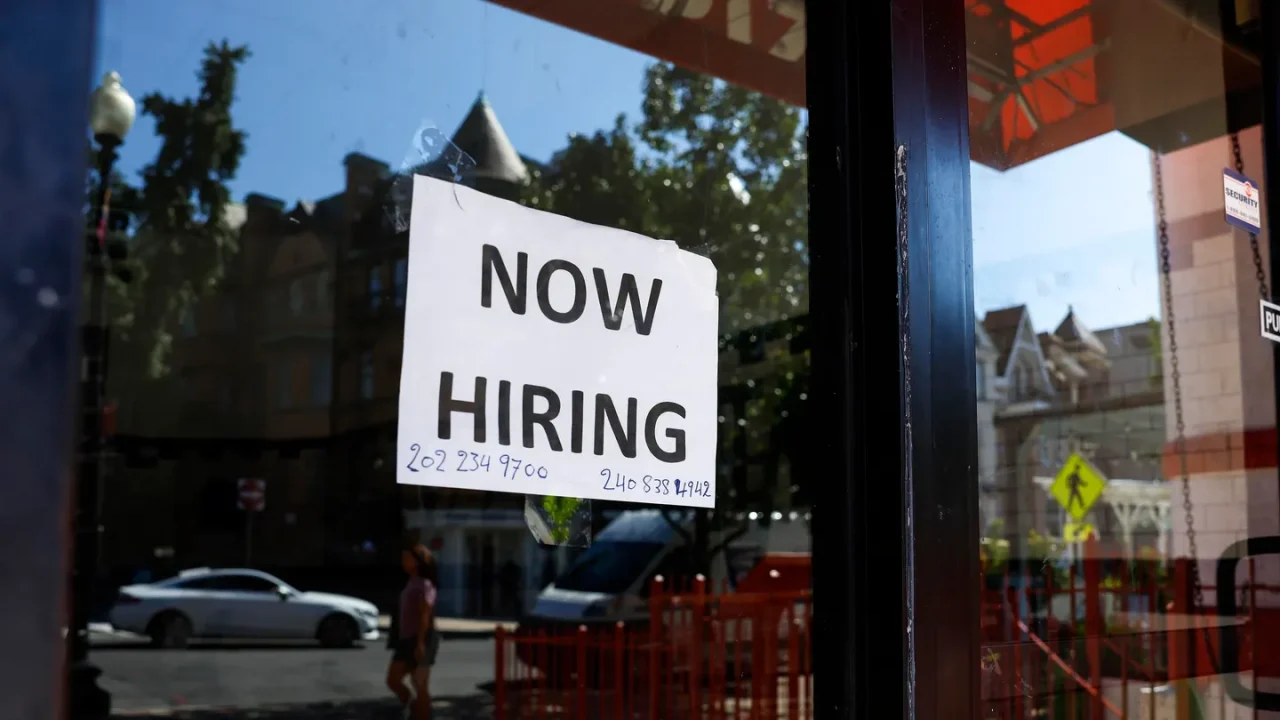 Empleadores privados eliminaron 32,000 empleos el mes pasado, la mayor cantidad desde 2023