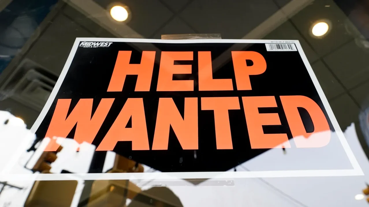 Solicitudes de desempleo en EU aumentaron la semana pasada a su máximo nivel desde 2020