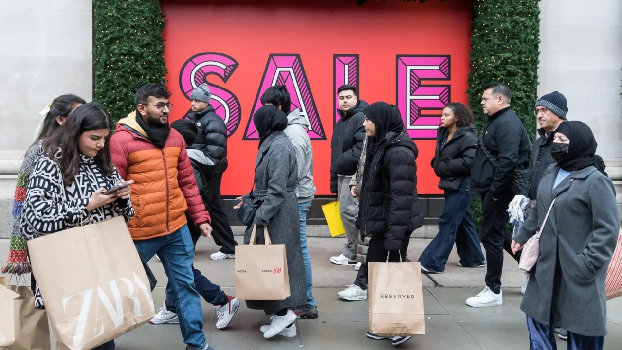 La mitad de los estadounidenses dice que es más difícil permitirse regalos navideños este año