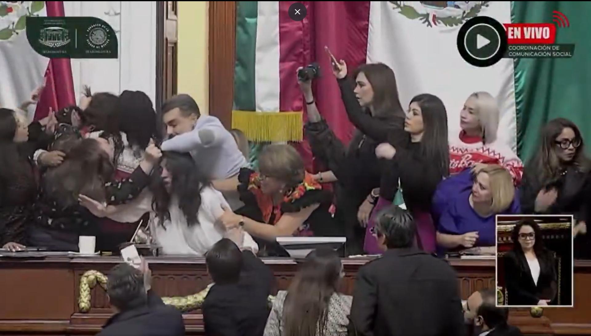 Diputadas arman trifulca en el Congreso de la CDMX por la supresión de organismo de transparencia