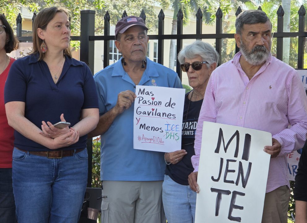 Activistas exigen a Telemundo y Univision que dejen de transmitir anuncios del ICE