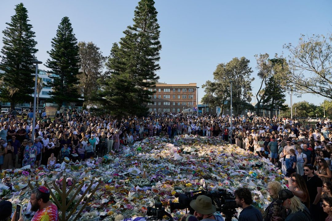 Presunto tirador del ataque en Australia es acusado de 15 asesinatos mientras comienzan los funerales de las víctimas