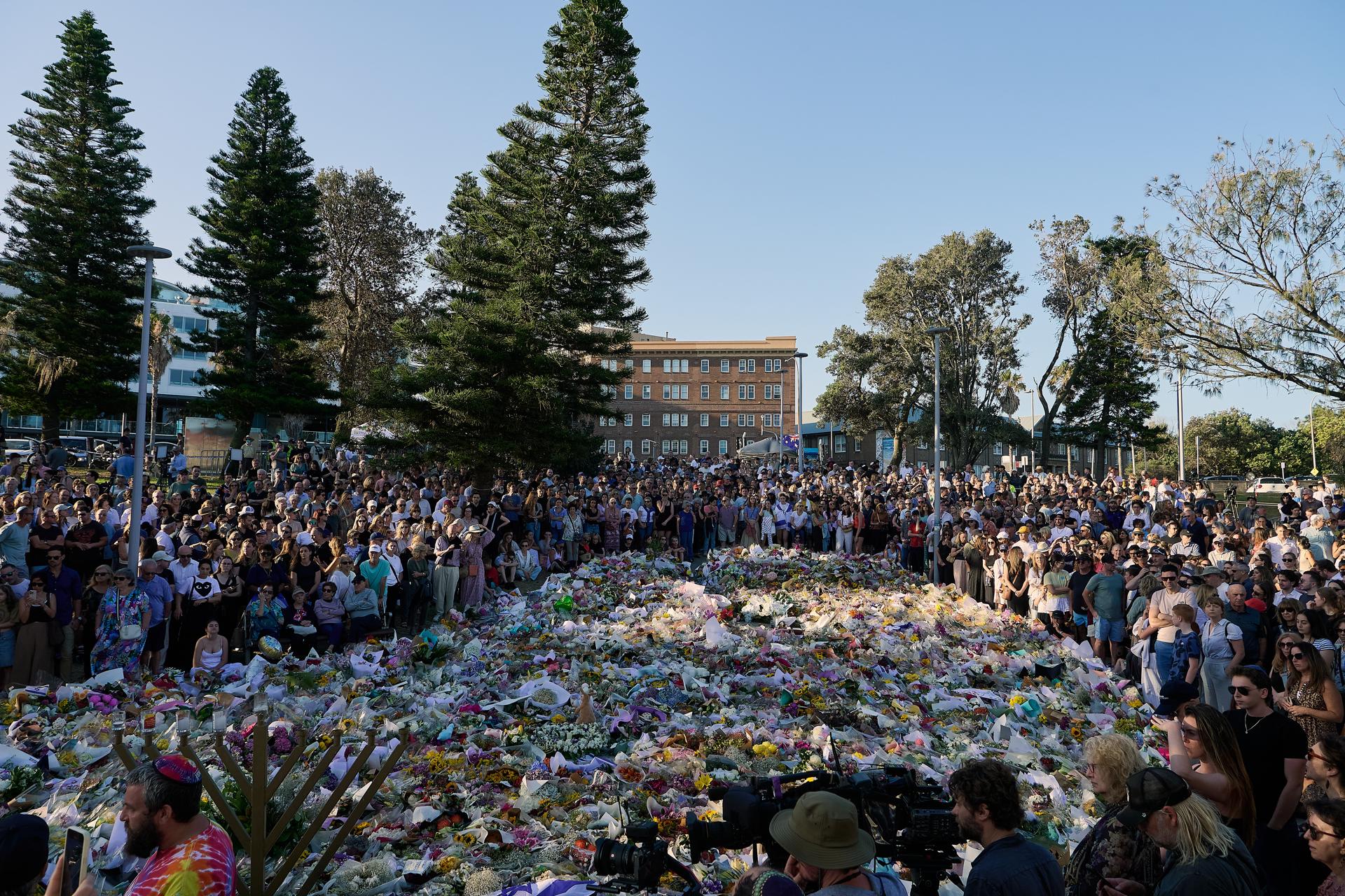 Presunto tirador del ataque en Australia es acusado de 15 asesinatos mientras comienzan los funerales de las víctimas
