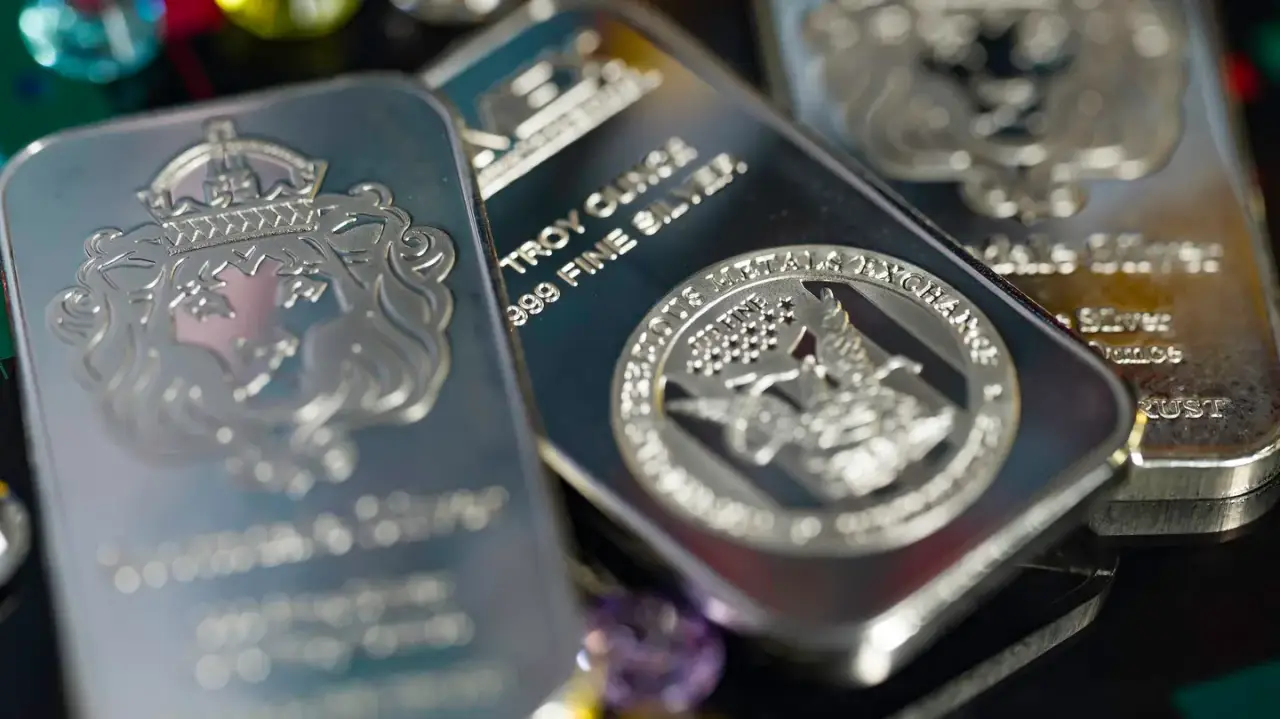 El precio de la plata supera los 75 dólares por primera vez en medio de un aumento récord