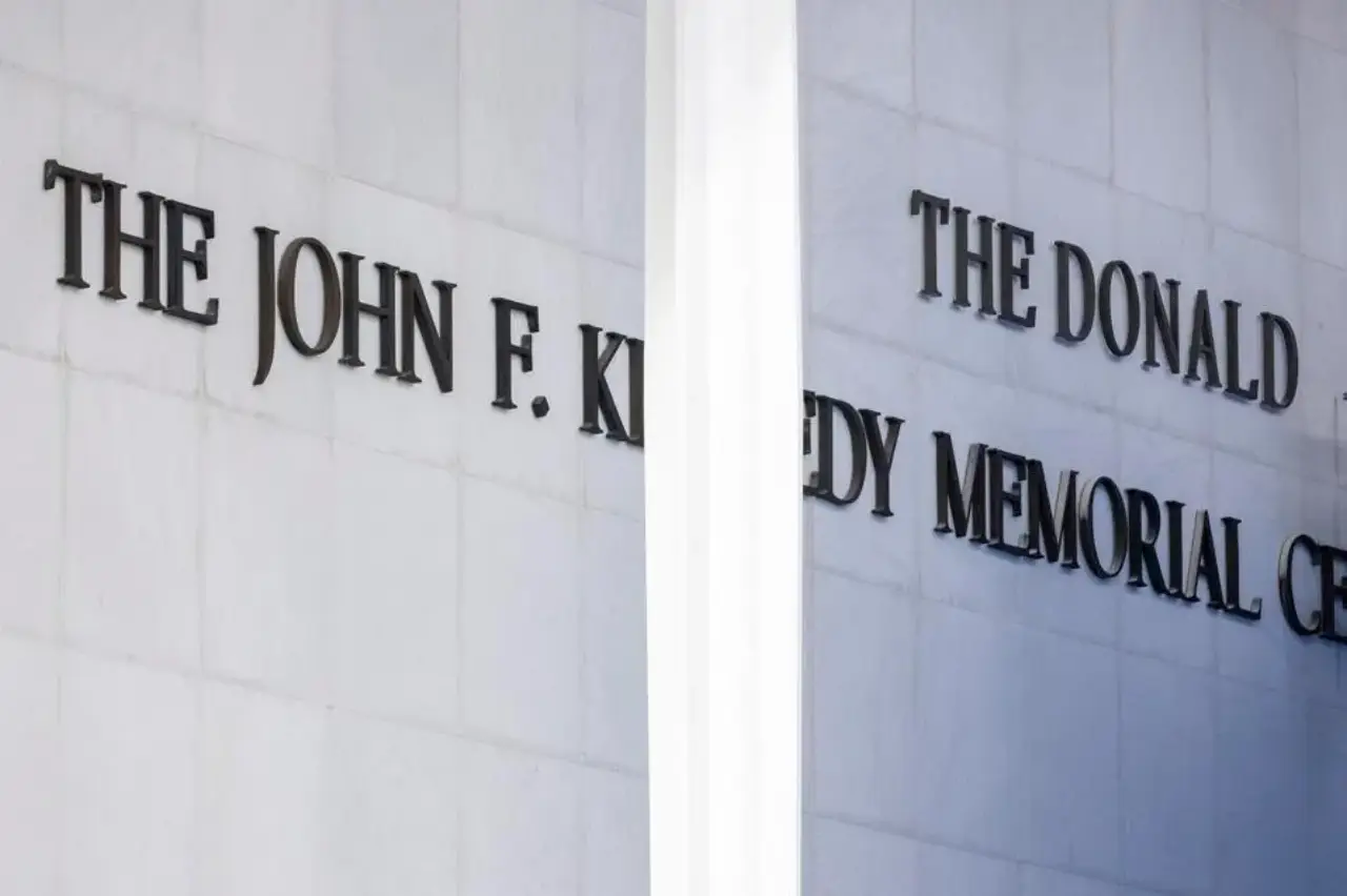 El nombre de Trump se añade al cartel del Kennedy Center, un día después de que la junta votara a favor del cambio (Fotos)