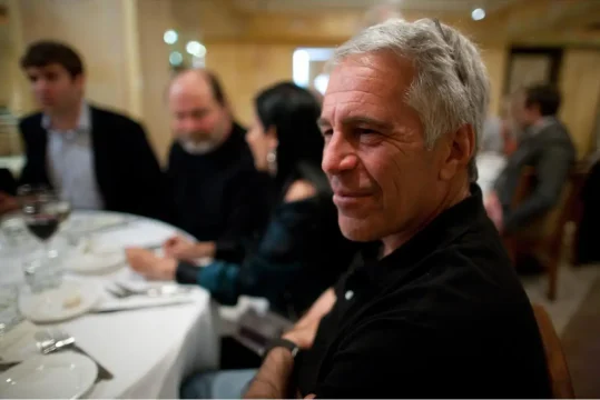 Cómo las empresas vinculadas a Jeffrey Epstein vieron afectadas sus normas e incluso el precio de sus acciones