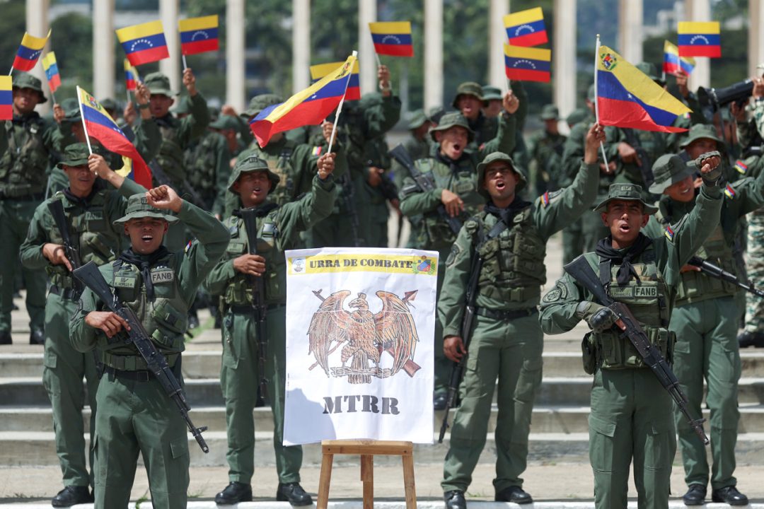 La alianza civil-militar de Venezuela está siendo estirada: si se rompe, numerosos grupos armados podrían verse arrastrados a una división desordenada