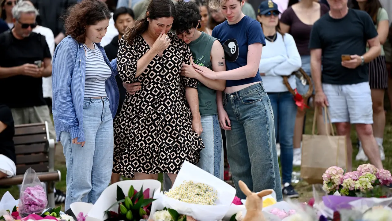 Australia planea leyes de armas más estrictas luego de que un padre e hijo mataron a 15 personas en Bondi Beach