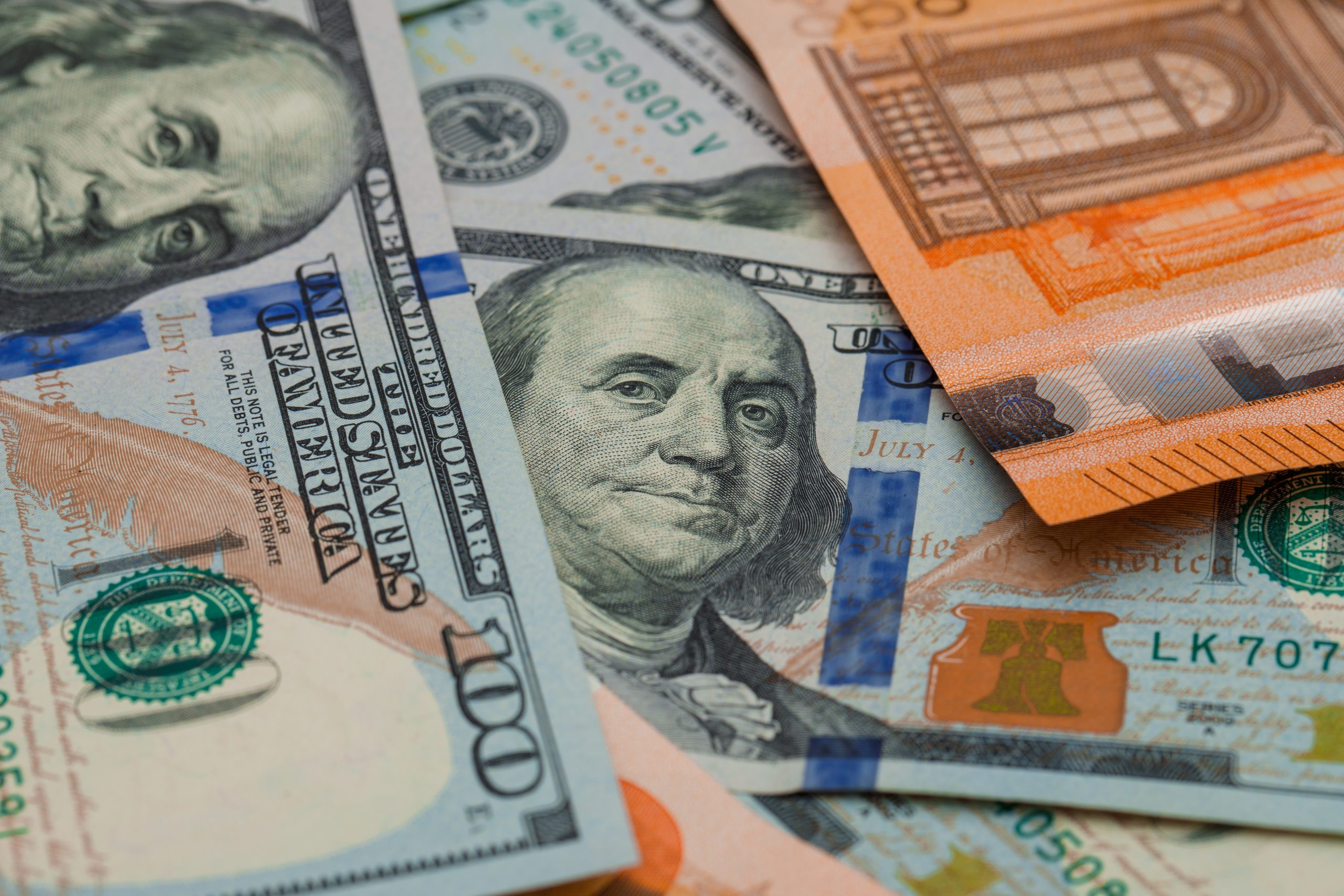 Dólar cotiza estable mientras se desvanecen las esperanzas de un acuerdo de paz con Irán