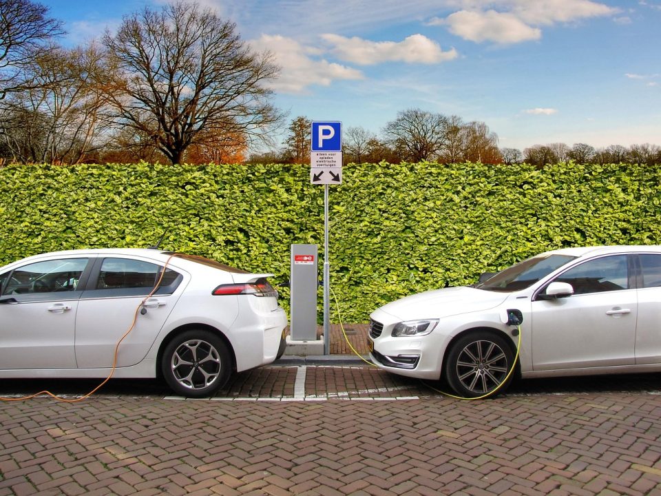 Demandan a gobierno de Trump por suspender subvenciones para carga de autos eléctricos
